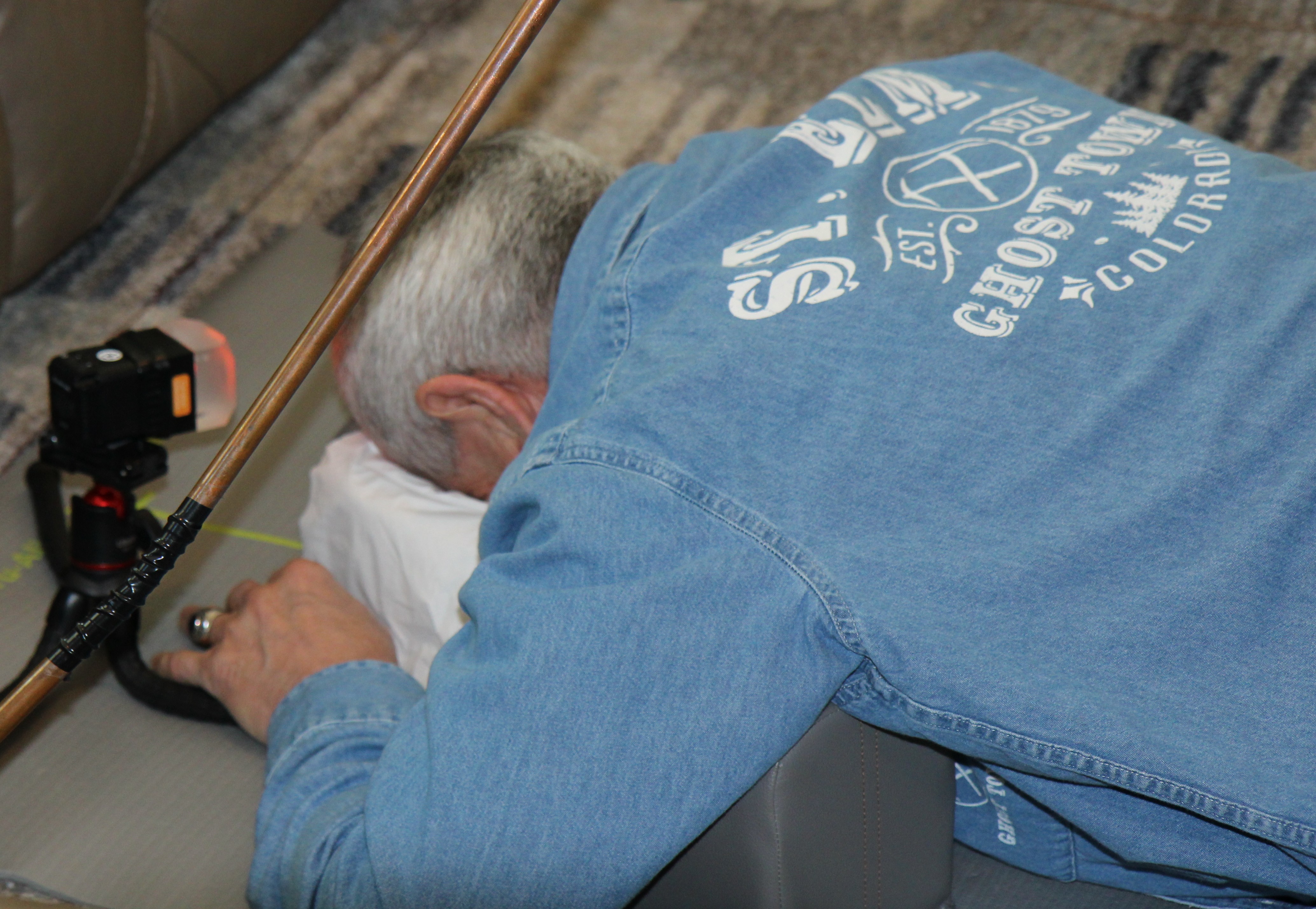 Light therapy session with copper resonance rod