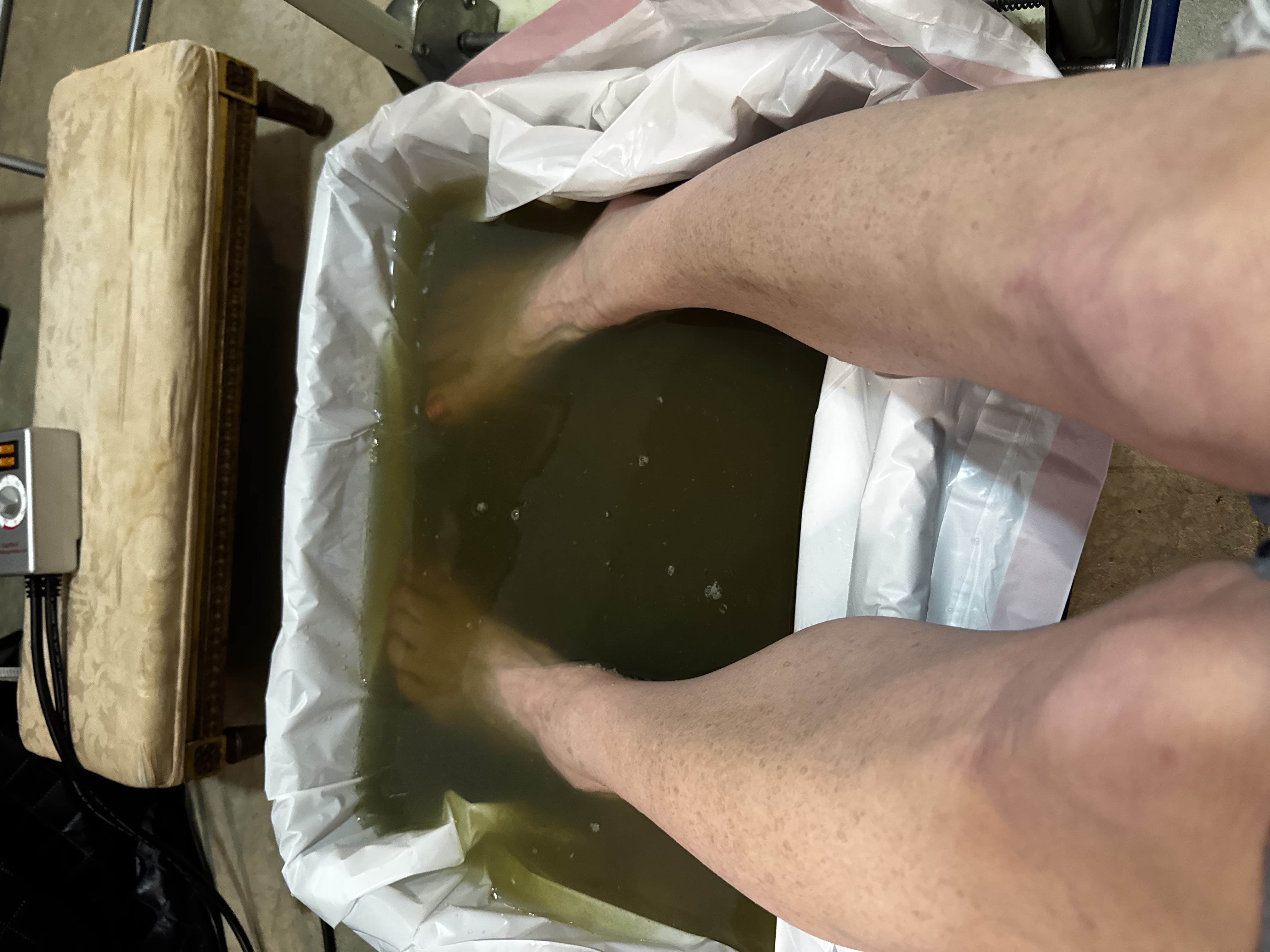 Detox foot bath in session